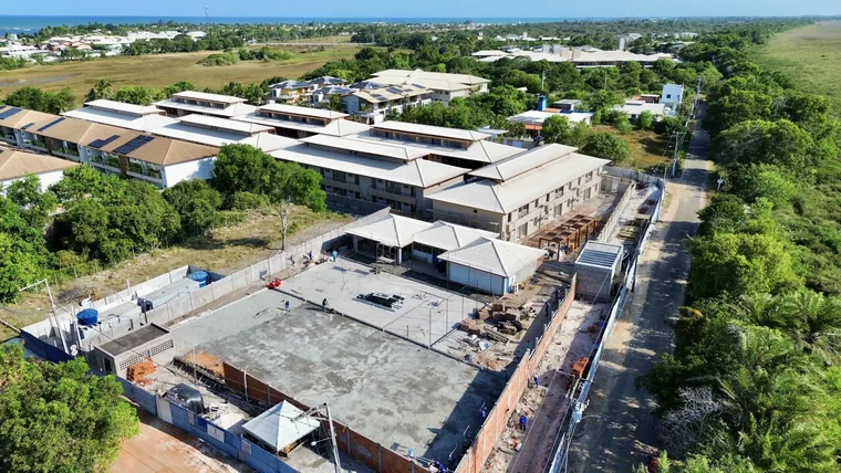 Registro aéreo da obra do Porto Itacimirim Residence publicado em 1º de setembro de 2026