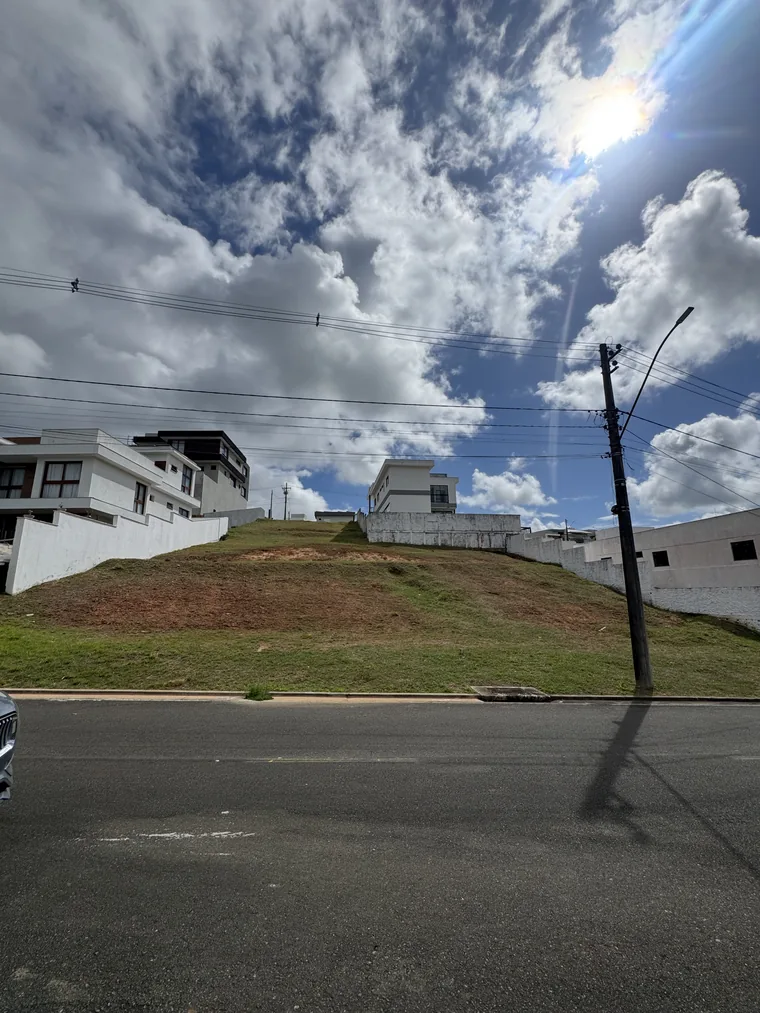 Frente do lote G20 vista da rua, entre as casas vizinhas