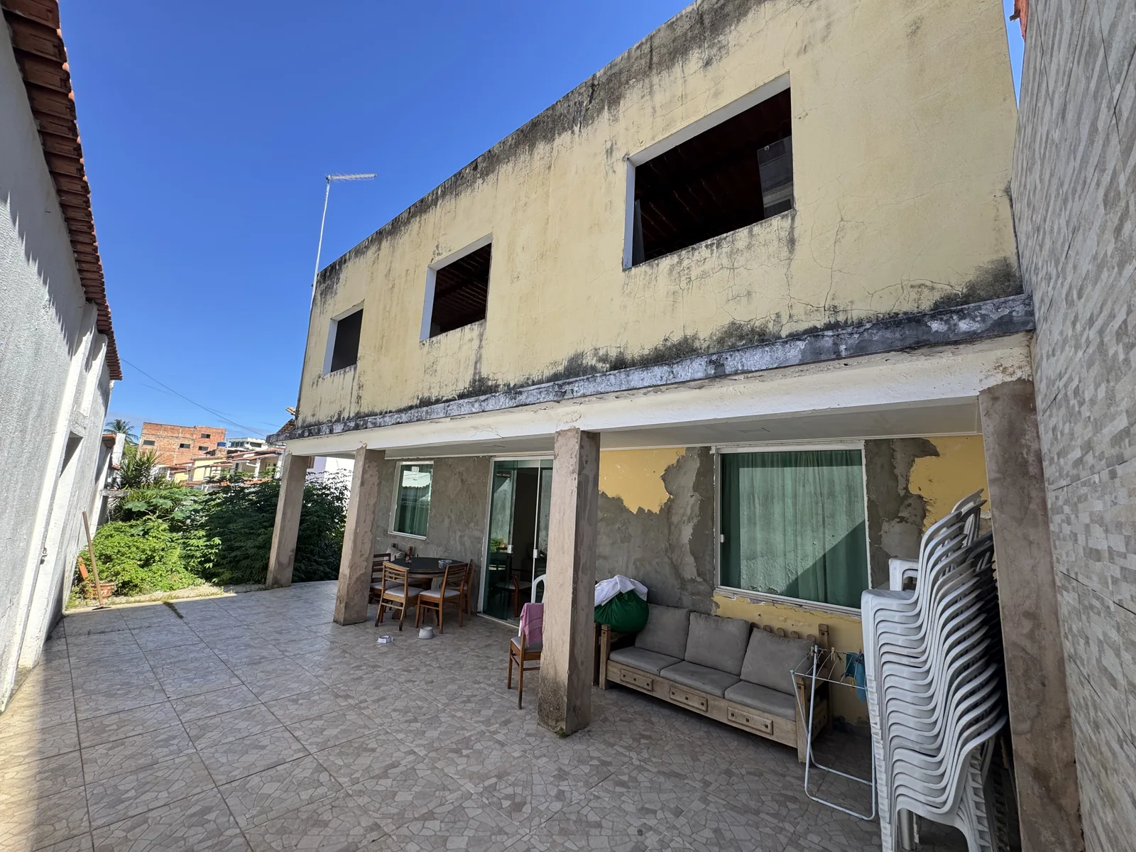 Fachada da casa em Itinga vista pelo pátio interno