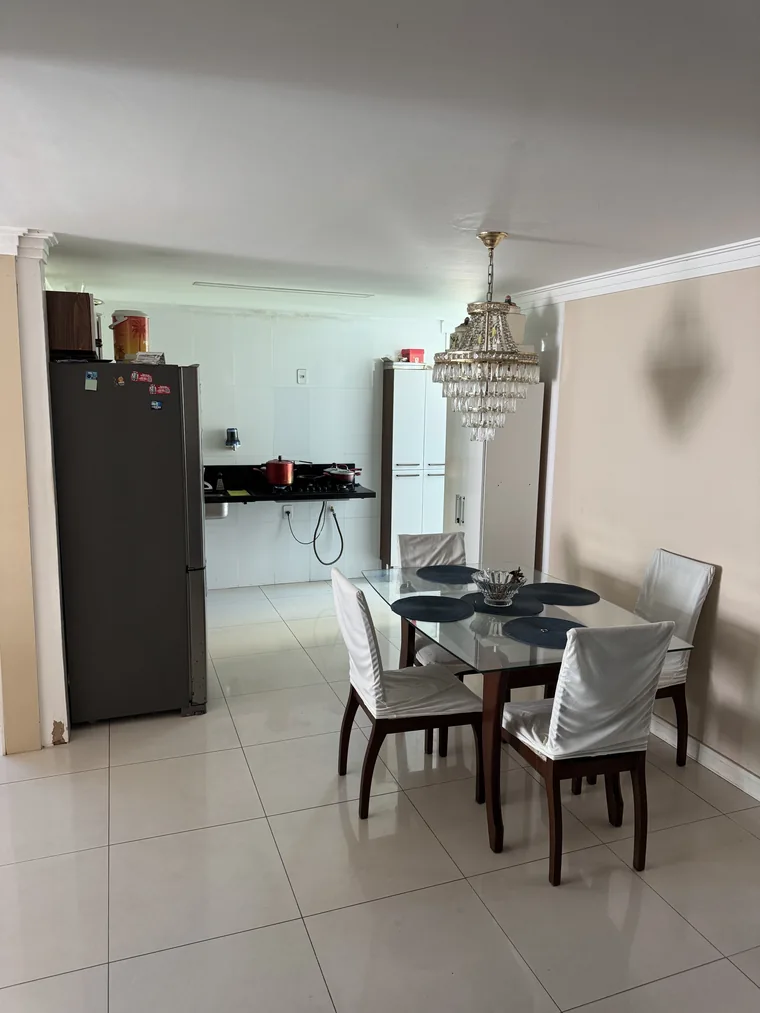 Sala de jantar integrada à cozinha da casa