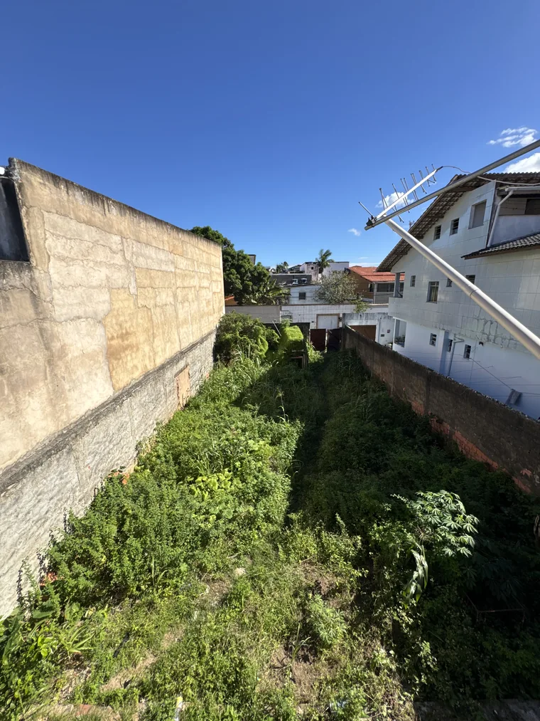 Área livre do terreno murado da casa em Itinga
