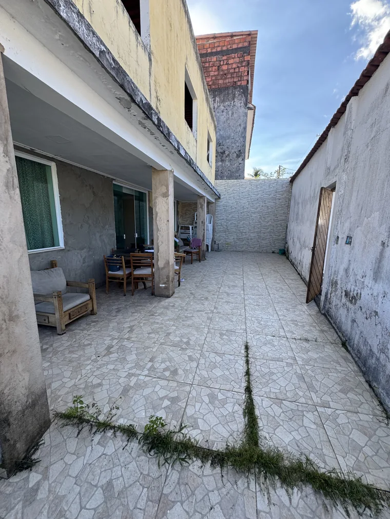Passagem lateral e varanda da casa em Itinga