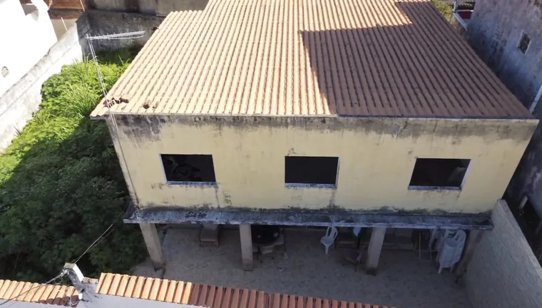 Vista aérea da fachada e da laje coberta da casa