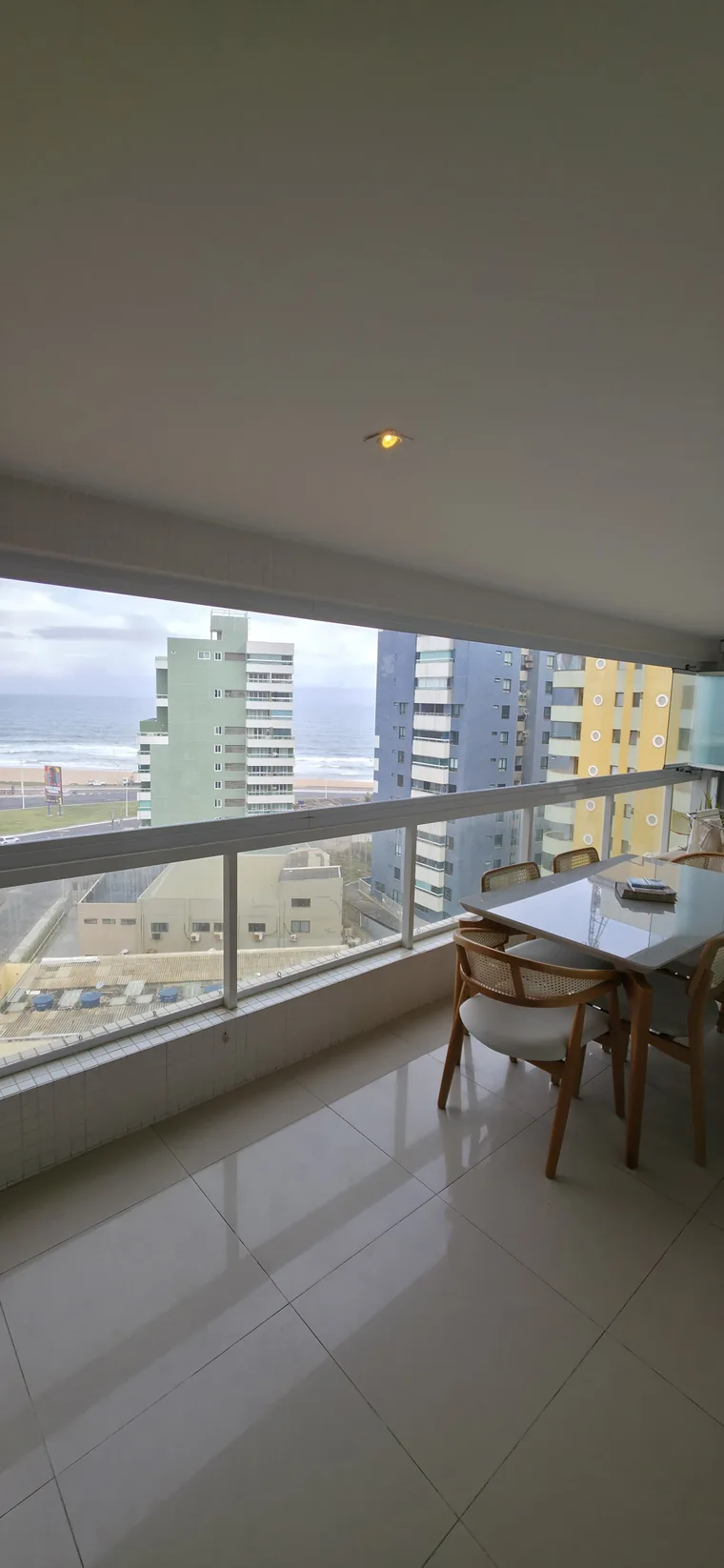 Varanda do 5º Avenida com vista para Jardim Armação e o mar