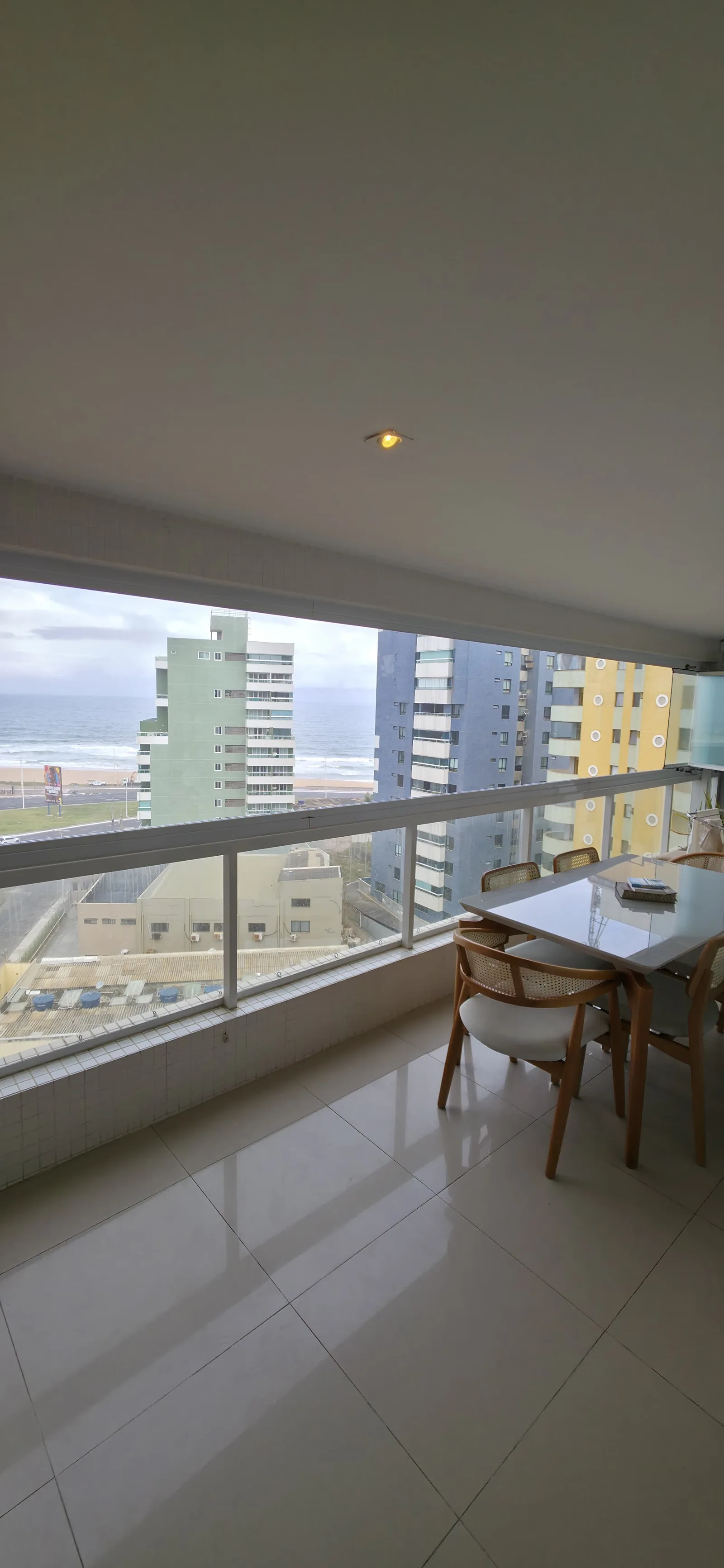 Varanda do 5º Avenida com vista para Jardim Armação e o mar