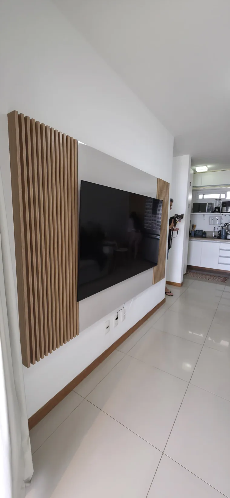 Sala do 5º Avenida com painel de televisão