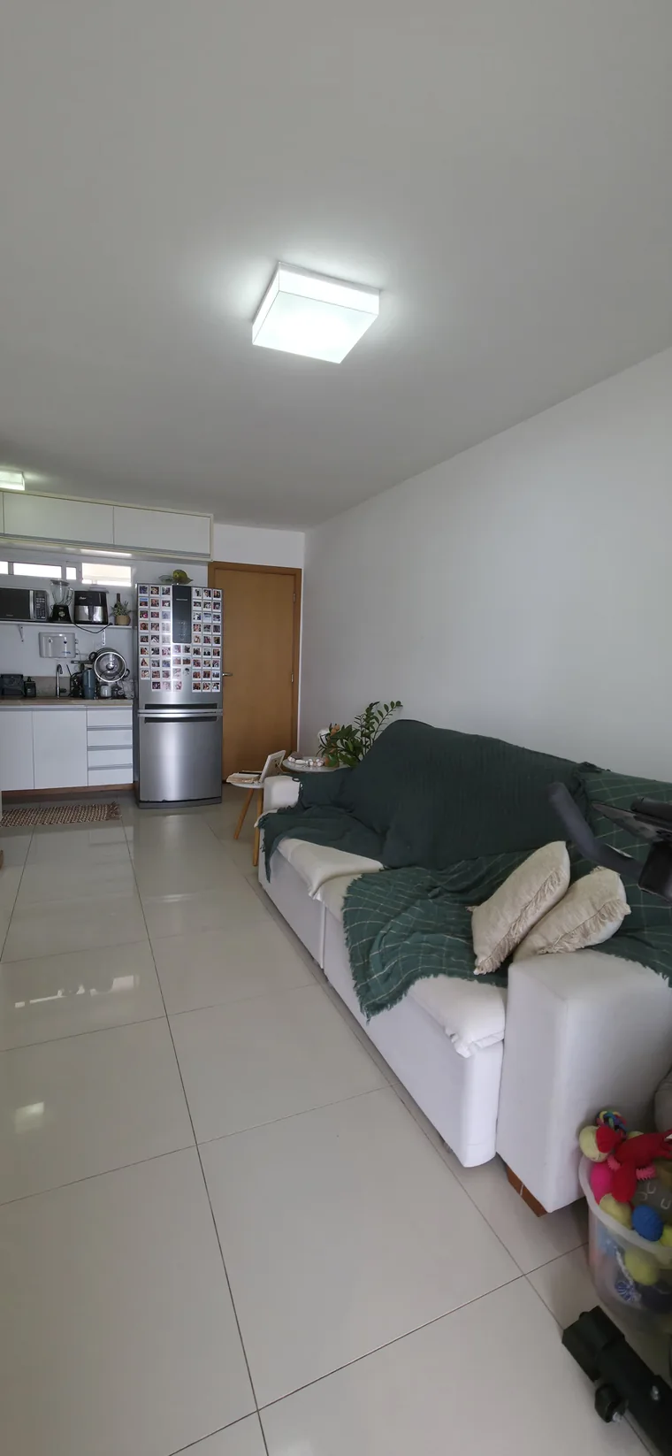 Sala de estar integrada à cozinha do apartamento