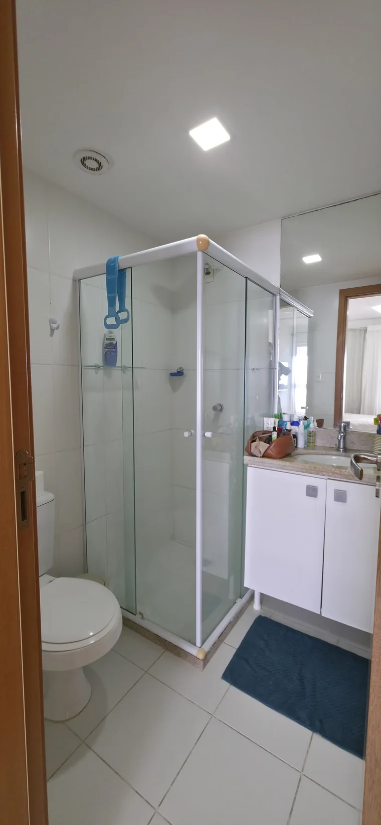 Banheiro do apartamento com box de vidro