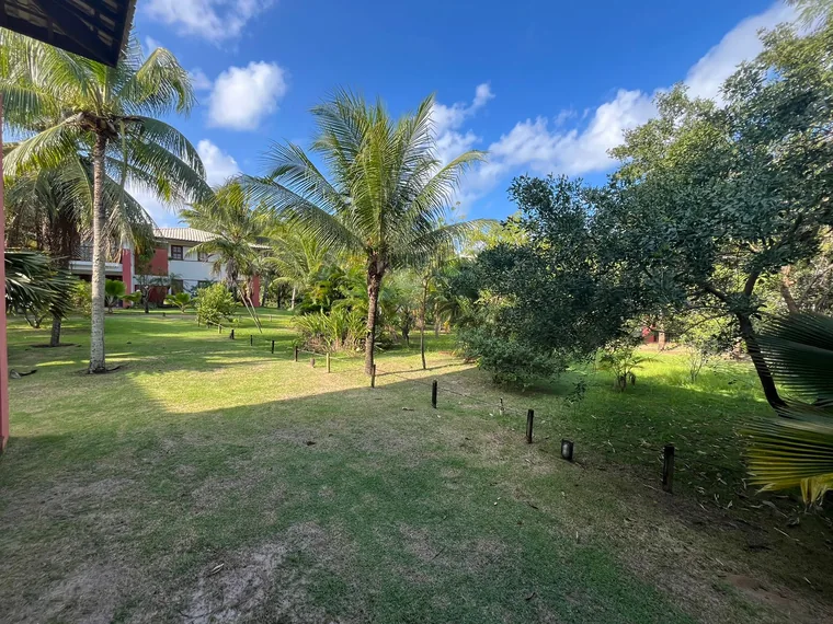 Jardim com coqueiros no Condomínio Reserva Timeantube