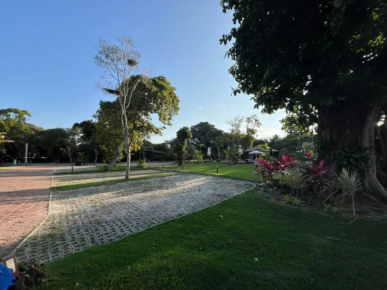 Caminhos e área verde do Condomínio Reserva Timeantube