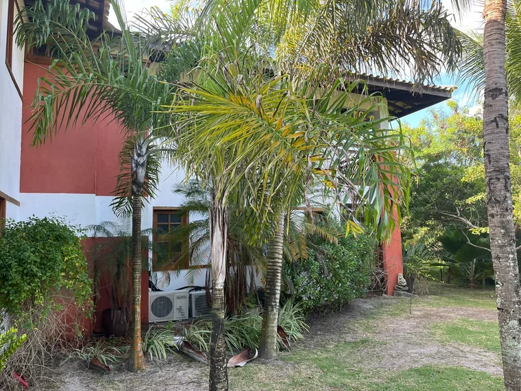 Fachada lateral do apartamento com vegetação tropical