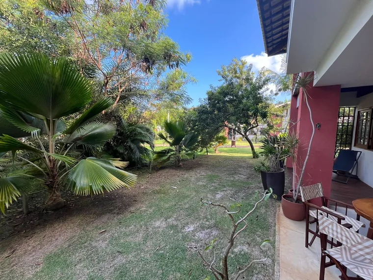 Área externa arborizada junto à varanda do apartamento